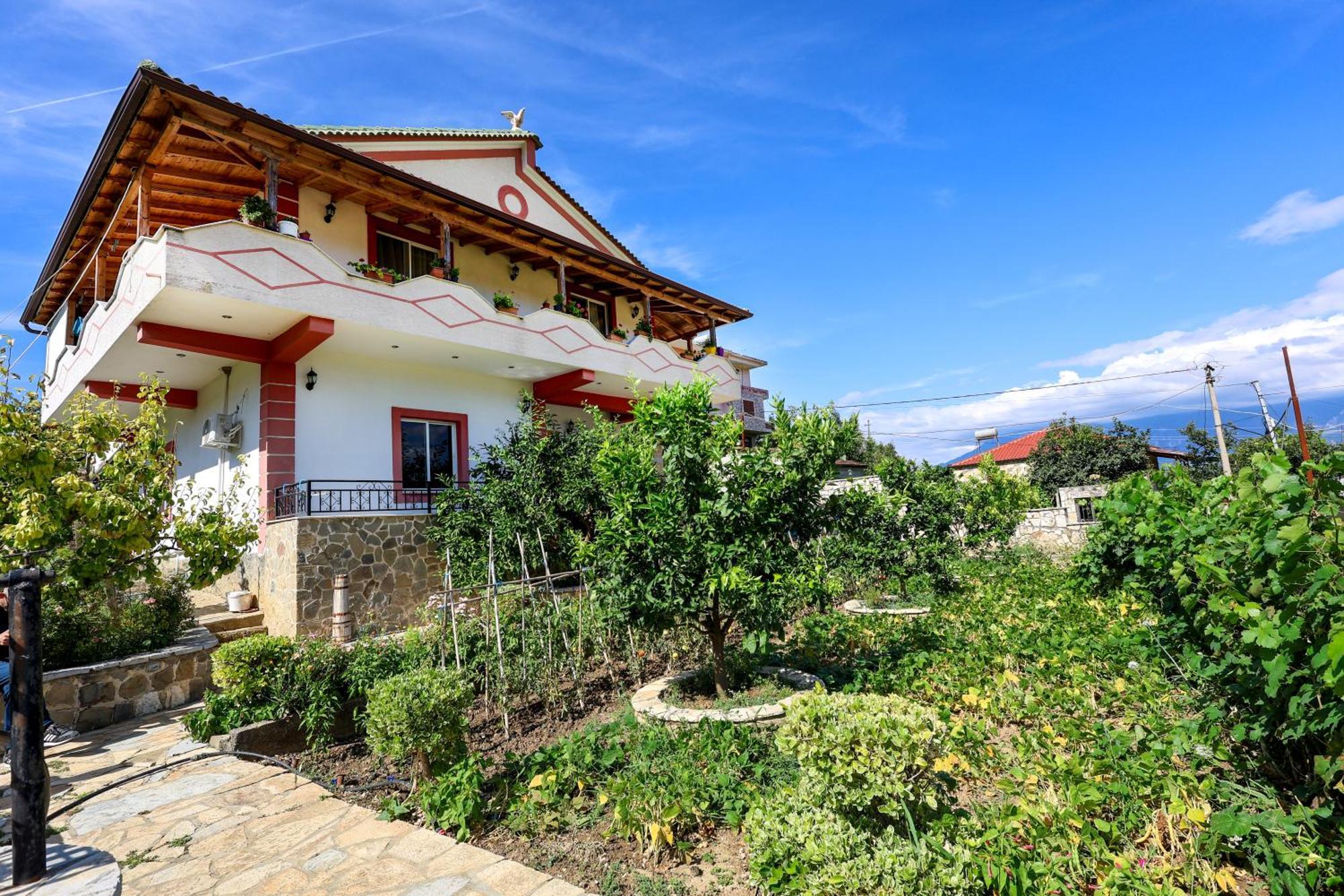 Villa Xherimeja Family Oasis Берат Екстериор снимка